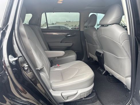 Used 2025 Toyota Highlander Limited image 13