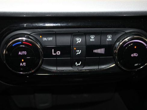 Used 2025 Chevrolet Trax LT FWD image 38