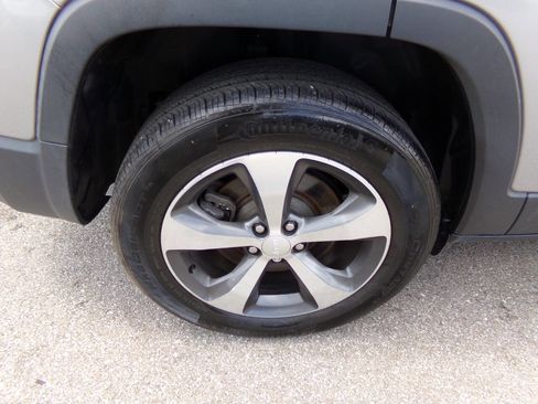 Used 2019 Jeep Cherokee Limited image 26