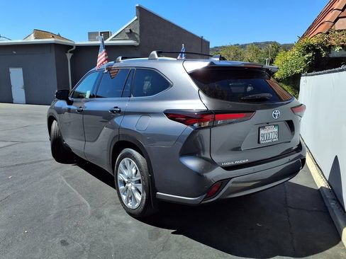 Certified 2024 Toyota Highlander Limited AWD/4WD image 6