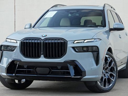 Used 2023 BMW X7 xDrive40i w/ M Sport Package AWD/4WD image 3