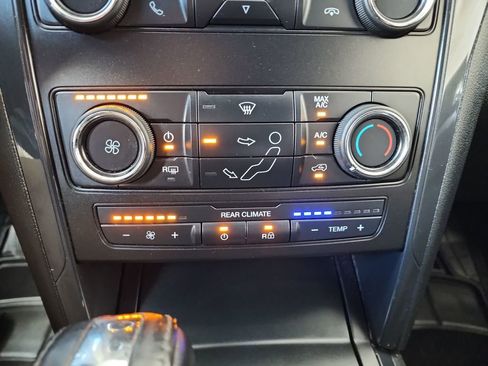 Used 2018 Ford Explorer XLT image 26