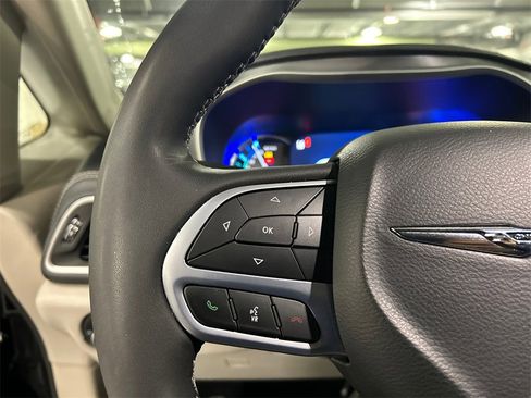 Used 2022 Chrysler Pacifica Touring-L image 13