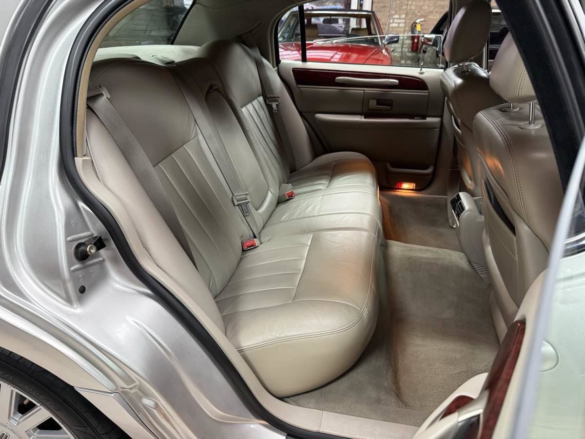Used 2003 Lincoln Town Car Executive RWD image 24