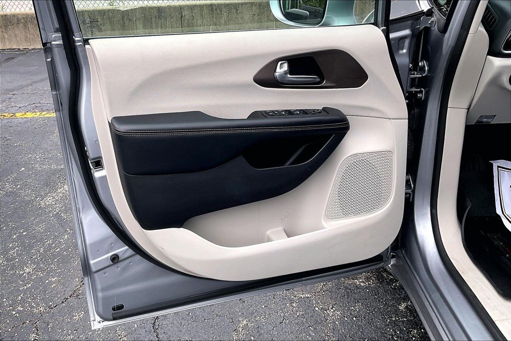 Used 2019 Chrysler Pacifica Touring Plus w/ Cold Weather Group FWD image 22
