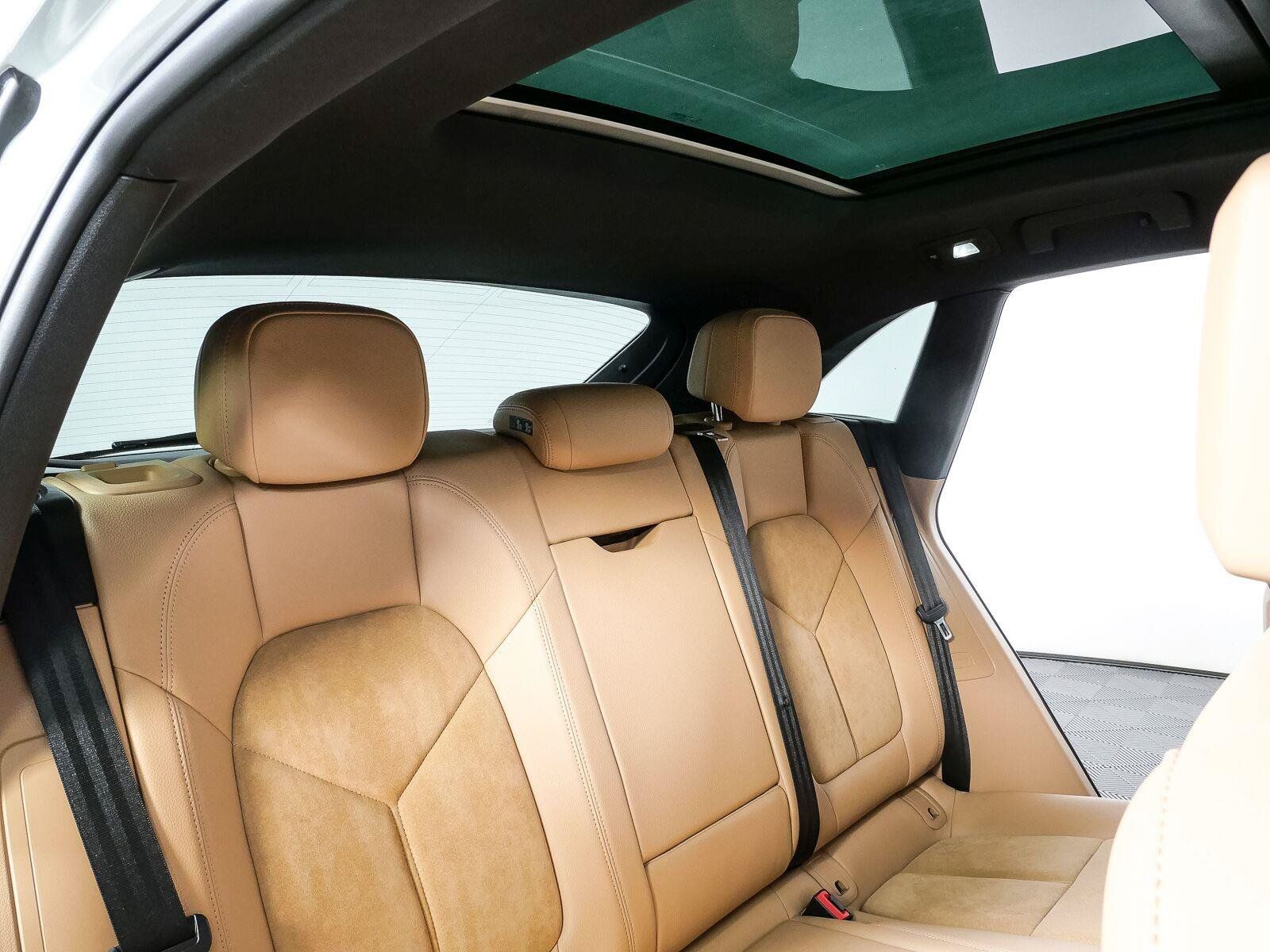 Certified 2021 Porsche Macan AWD/4WD image 24