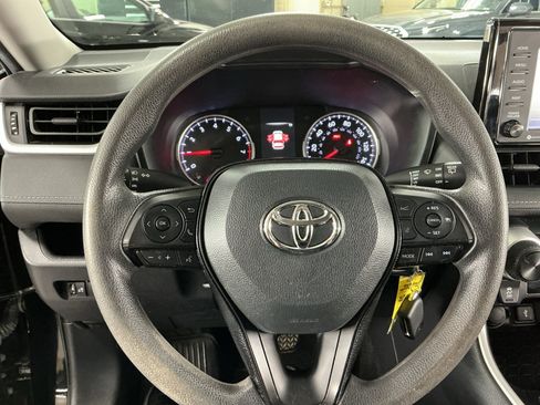 Used 2021 Toyota RAV4 LE image 9