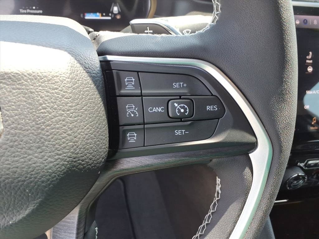Used 2025 Jeep Grand Cherokee Limited AWD/4WD image 25