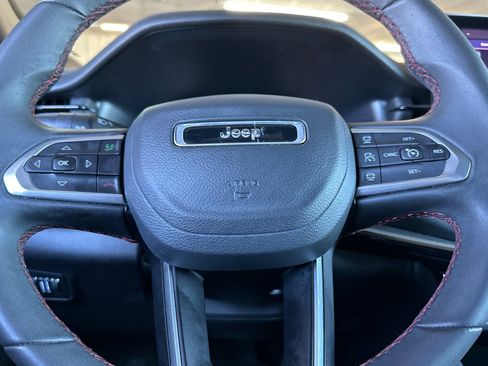 Used 2025 Jeep Compass Trailhawk AWD/4WD image 23