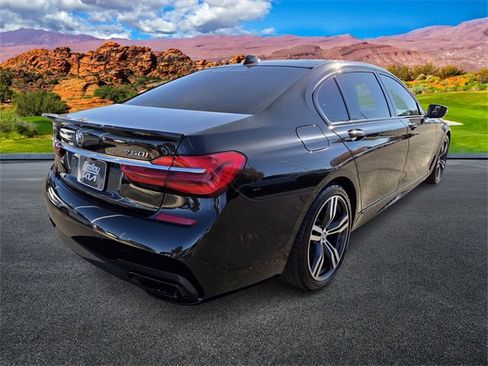 Used 2019 BMW 750i image 4