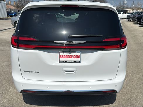 New 2026 Chrysler Pacifica Select image 6