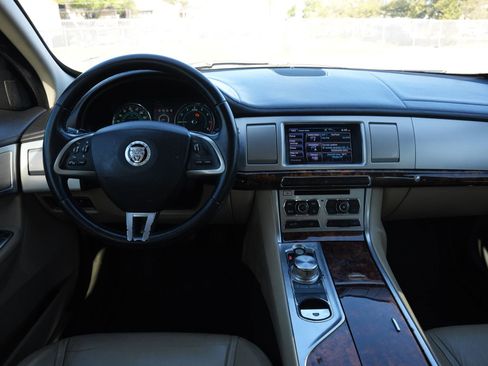 Used 2013 Jaguar XF image 9