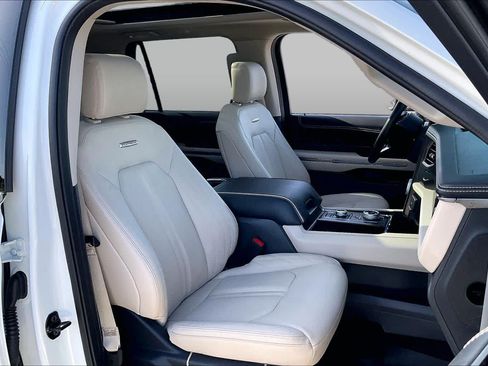 Used 2024 Ford Expedition Max Platinum AWD/4WD image 9