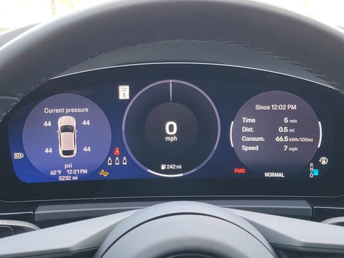 Used 2025 Porsche Macan Electric image 15