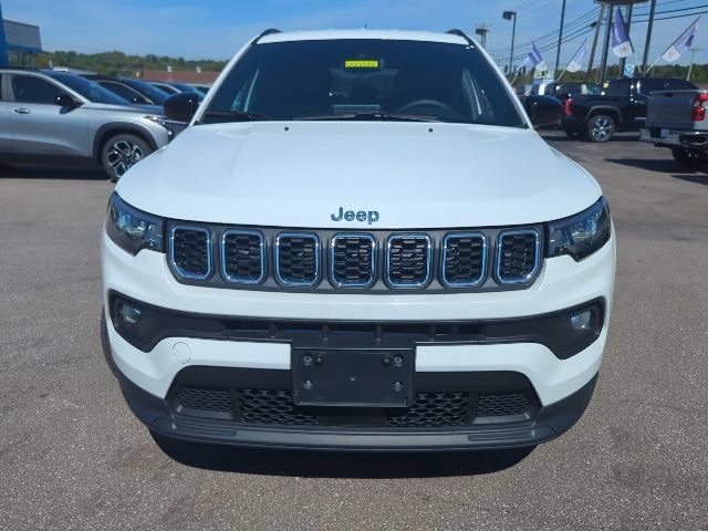 Used 2025 Jeep Compass Latitude AWD/4WD image 4
