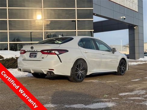 Used 2022 Toyota Camry SE image 3