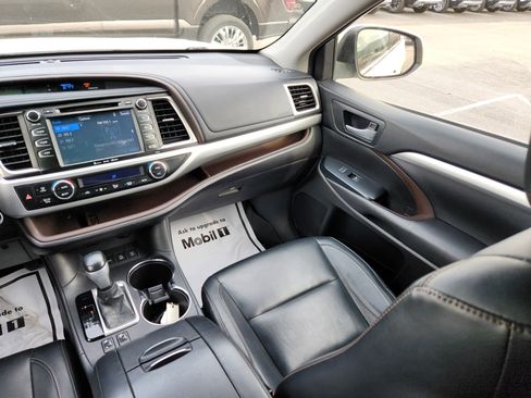 Used 2016 Toyota Highlander XLE image 17