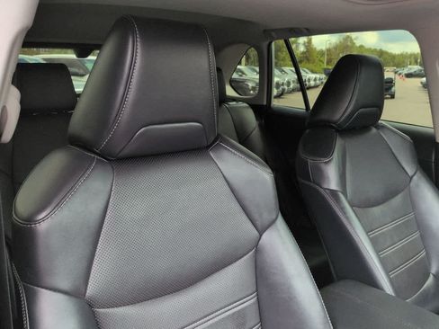 Used 2019 Toyota RAV4 Limited w/ Cold Weather Package FWD image 7
