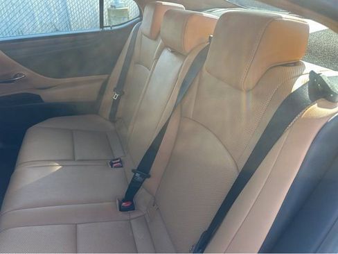 Used 2022 Lexus ES 300h w/ Premium Package image 16