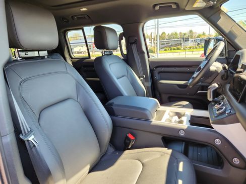 Used 2025 Land Rover Defender 130 S image 17