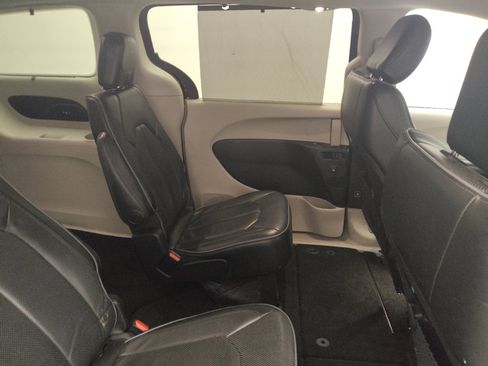 Used 2018 Chrysler Pacifica Limited FWD image 19