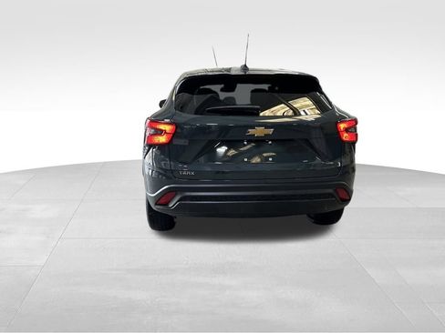 Used 2025 Chevrolet Trax LS w/ LS Convenience Package image 4