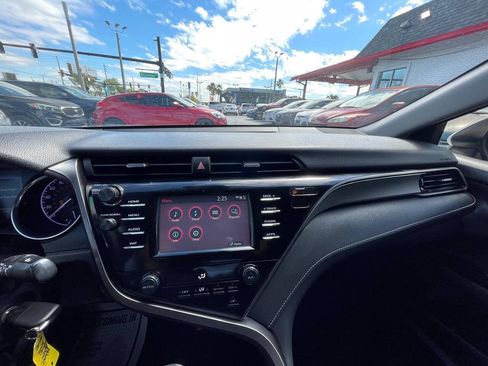 Used 2019 Toyota Camry SE image 3