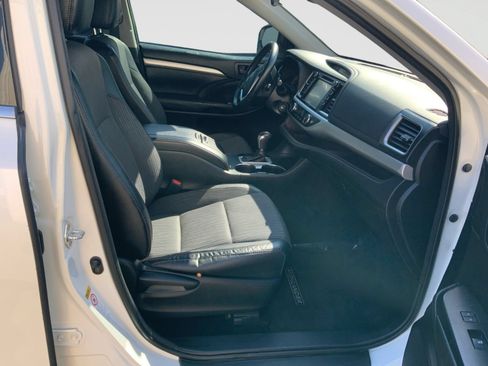 Used 2017 Toyota Highlander Plus FWD image 15