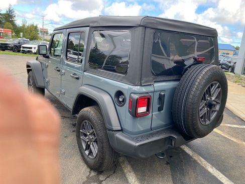 Used 2025 Jeep Wrangler Unlimited Sport AWD/4WD image 3