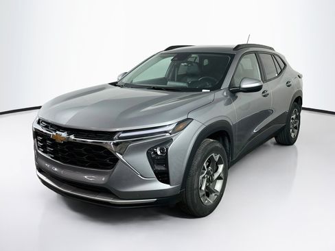 Used 2025 Chevrolet Trax LT w/ LT Convenience Package FWD image 3