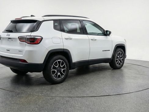 Used 2025 Jeep Compass Trailhawk image 9