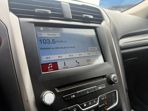 Used 2018 Ford Fusion SE w/ Fusion SE Technology Package FWD image 14