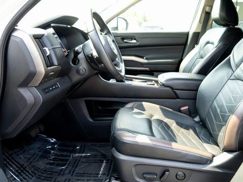 Used 2023 Nissan Pathfinder Platinum w/ Cargo Package AWD/4WD image 7
