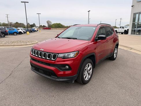 Used 2025 Jeep Compass Latitude AWD/4WD image 7