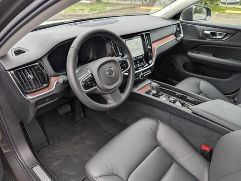 Used 2025 Volvo V60 B5 Cross Country Plus image 9