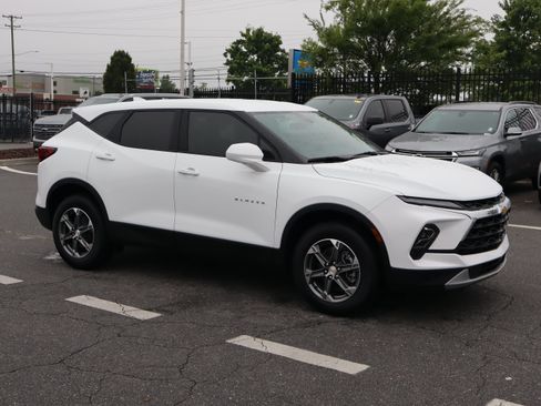 Used 2025 Chevrolet Blazer LT FWD image 2