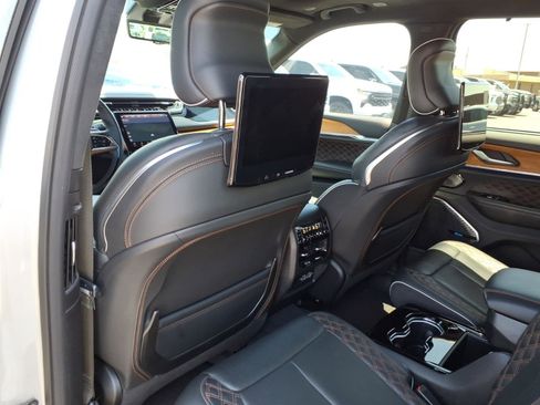Used 2023 Jeep Grand Cherokee L Summit AWD/4WD image 10