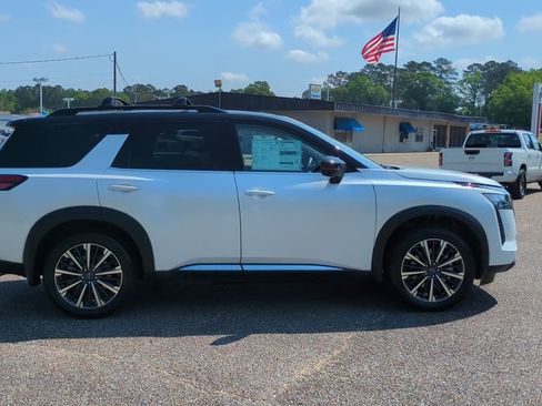 New 2026 Nissan Pathfinder Platinum FWD image 4