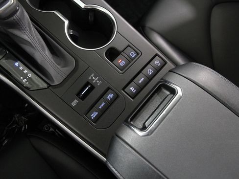 Used 2022 Toyota Highlander XLE image 15