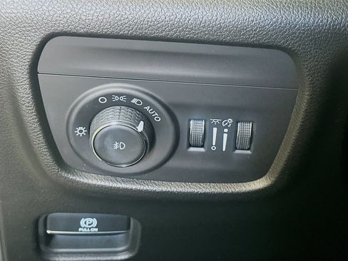 Used 2023 Jeep Grand Cherokee Limited w/ Luxury Tech Group II image 17