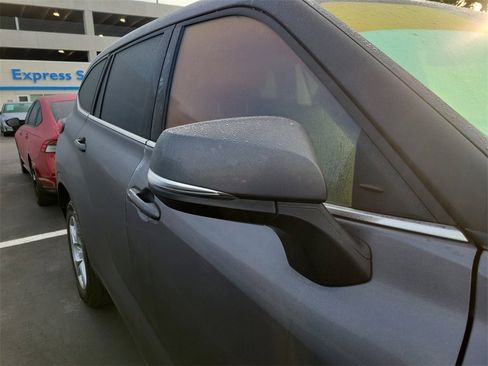 Used 2021 Toyota Highlander LE image 12