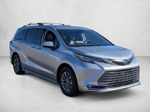 Used 2021 Toyota Sienna XLE image 3