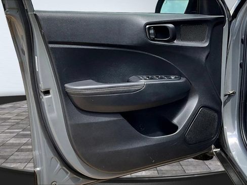Used 2022 Hyundai Venue Limited FWD image 19