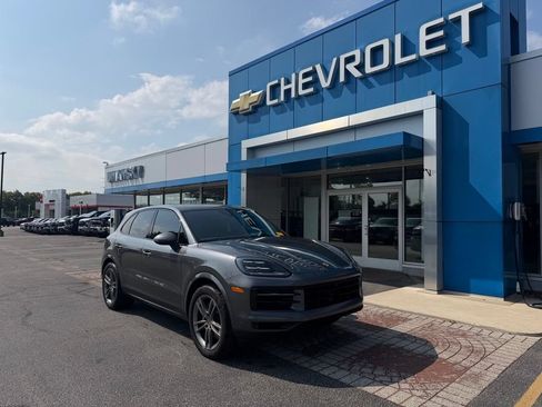 Certified 2025 Porsche Cayenne AWD/4WD image 1