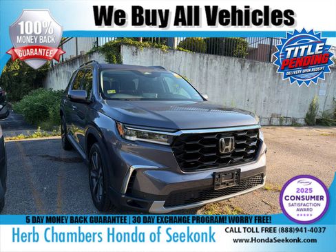 Used 2024 Honda Pilot Touring image 1