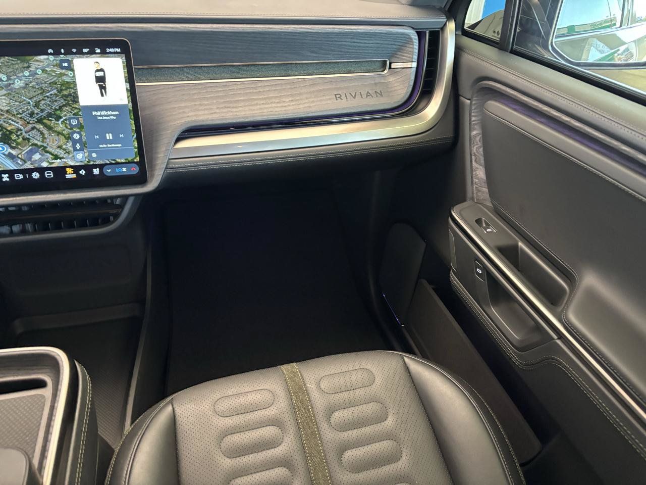 Used 2025 Rivian R1S Adventure Dual AWD/4WD image 14