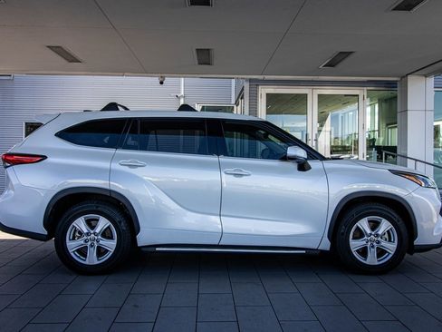 Used 2022 Toyota Highlander LE image 19