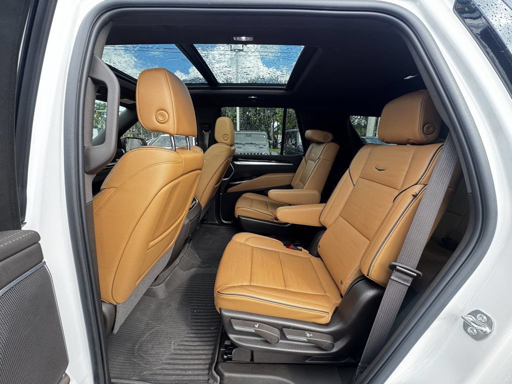 Used 2025 Cadillac Escalade Premium Luxury AWD/4WD image 13