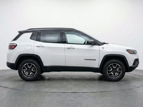 Used 2025 Jeep Compass Trailhawk AWD/4WD image 9