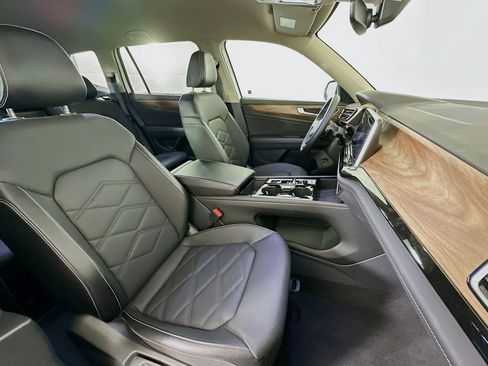 Used 2025 Volkswagen Atlas SE image 32